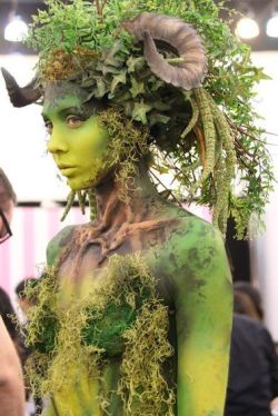ifonlywewereamoungstfriends:  nilenna:   Kryolan HD, BodyArt and Special FX make-up at IMATS LA.  Looks like something out of ‘Farescape’ :)  SFX make up game so strong. This is one of my all time favourites. The paint job alone is magnificent. 