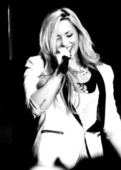 blackout-demi-whiteout:  Buy Demi Lovato