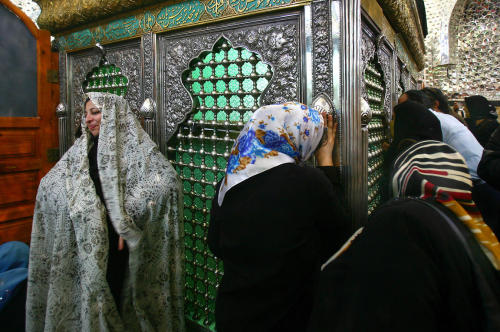 Members of Iran’s Jewish community praying at the Tomb of Daniel in Shush (ancient Shusan), Iran. Ph