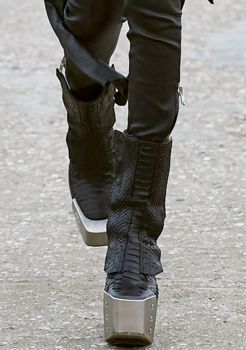 Trendy Boot for FW21: Late 90′s / early 2000′s style grungy metal detail adorn boots.Jil
