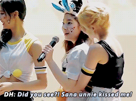 rapbabychaeyoung:  sana teasing dahyun that she’s gonna kiss her + actually kissing her = dahyun is 샤샤샤~ 