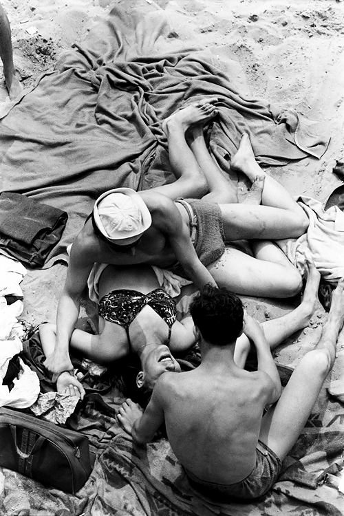 yourclassyslut:Henri Cartier-Bresson Coney Island, New York, 1946 