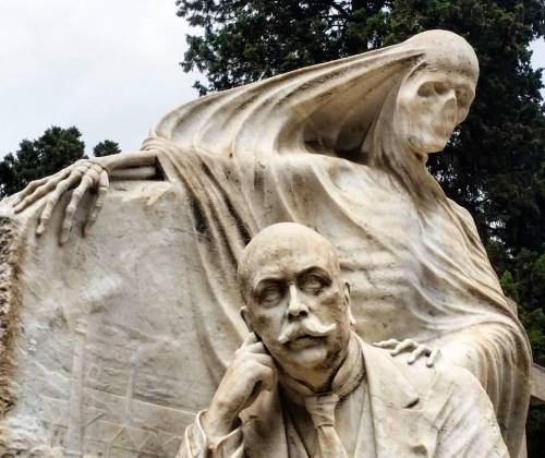 Haunting gravestone #grave #grab #tomba #death #statue #skeleton #tumba #cemetery #cementiri #cement