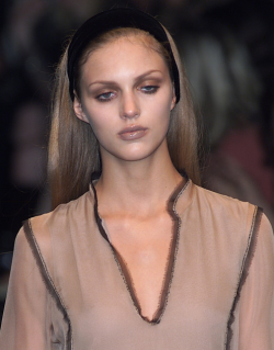 mariah-do-not-care-y:       Anja Rubik at Alberta Ferretti SS2001     