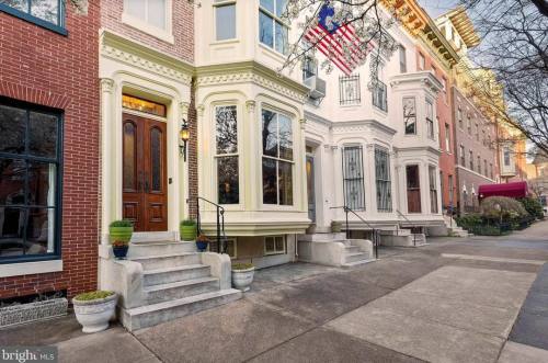 magicalandsomeweirdhometours:These Victorian townhomes in Baltimore, Maryland are already fabulous, 