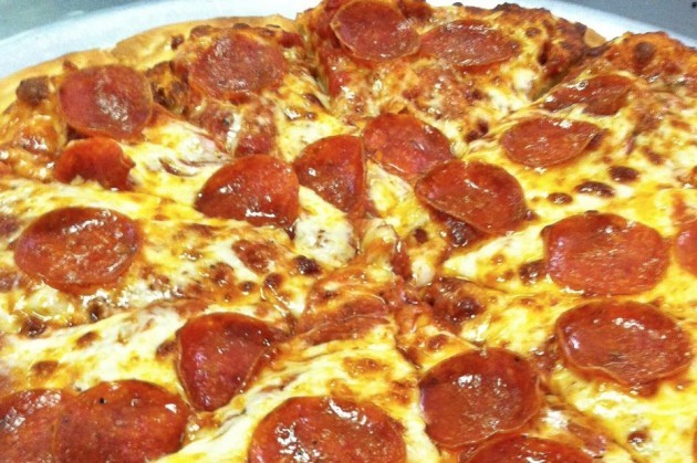 speedyssketchbook: yummyfoooooood: Cheesy Pepperoni Pizza Internet, why you tempting