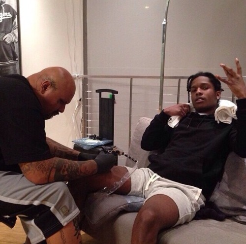 asapworldwide:  A$AP Rocky getting a new tattoo. 