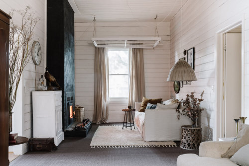 thenordroom:A white vintage weatherboard cottage | photos by Marnie Hawson | more hereTHENORDROOM.CO