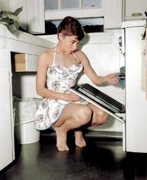 aiiaiiiyo:  Oldschool wonderful Audrey Hepburn in 1954 (colorized) Check this blog!