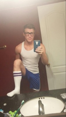 guysinshortsandsocks:  You know they are hot