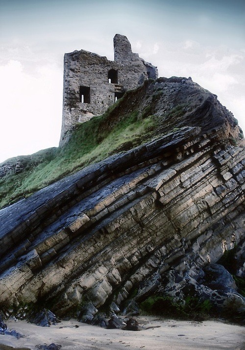 kvlt-as-fvck: Ballybunion Castle was built by the Geraldines in the 14th Century. It stands on the C