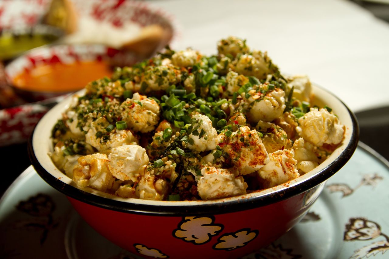 Popcorn in Style!
Es gibt nichts Schlimmeres als popcornessende Kinogänger. Dieser Wiederkäuerlook! Diese Riesentüten! Irgendwie unzivilisiert. Dazu schmeckt Popcorn nach nichts. Oder doch. Nach Pappe. Jedenfalls ist dieser Typ von Kinogänger sehr...