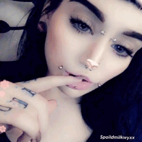 spoildmilkwyxx:  Lip play 👄