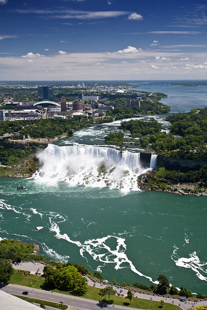 The US side of Niagara Falls (by Hank888).
