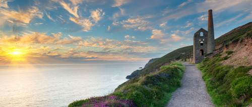 THE SOUTH-WEST COAST OF ENGLANDThe iconic ruins of the Wheal Coates engine house perched on cliffs o