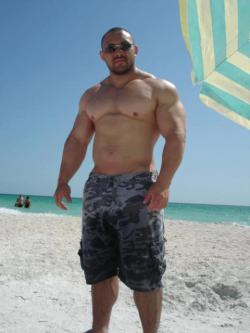 papabearscum:  i LOVE thick, meaty, muscular Alpha Males.