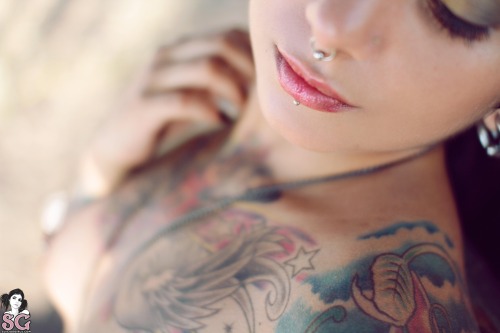 Looky, looky, looky Ain't she pretty, pretty, pretty