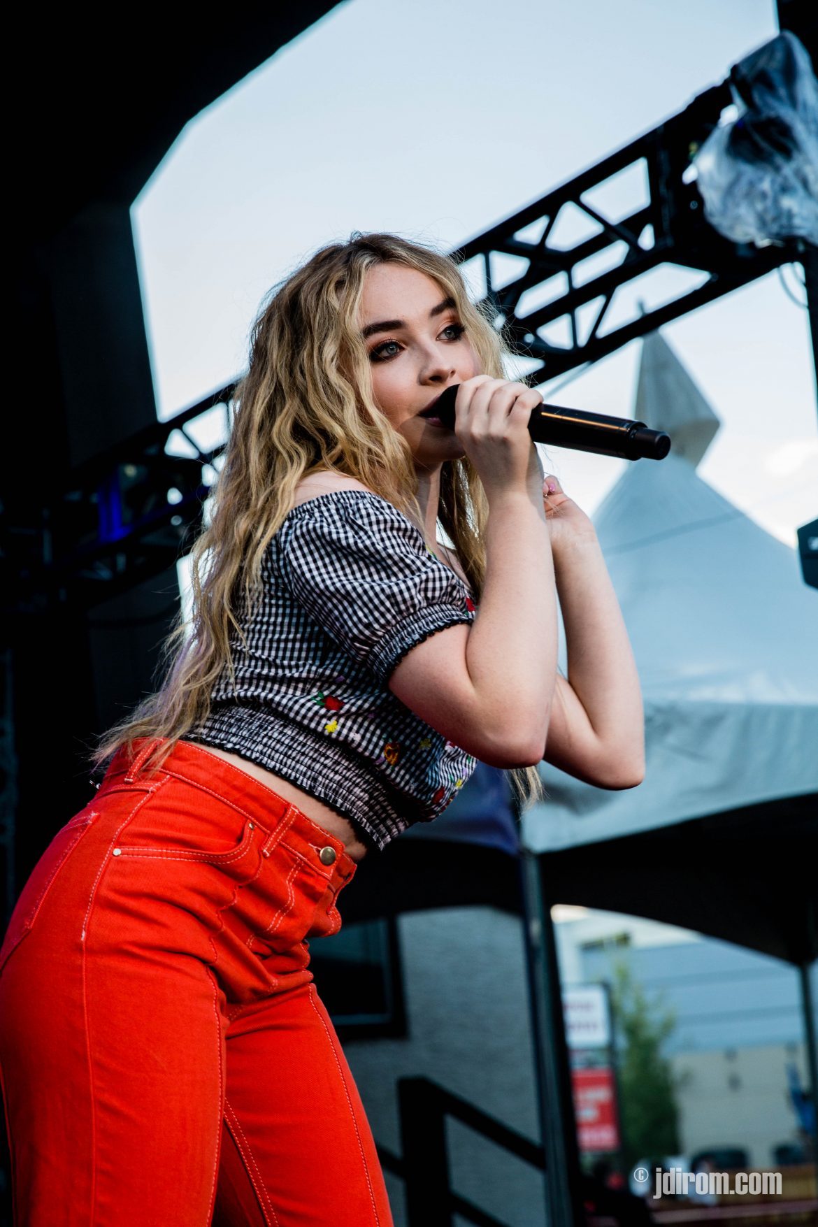 Dallas Patient Wows Sabrina Carpenter with Personal Performance