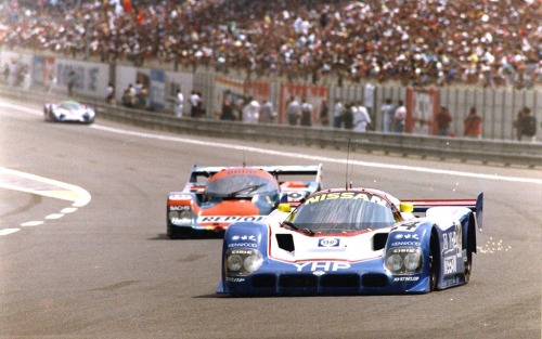 A factory R90CK racing against a Brün 962C at Le Mans.