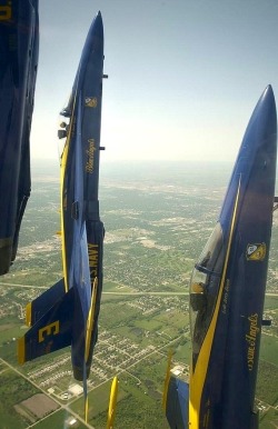 Peerintothepast:  Vertical Angels #Blueangels 