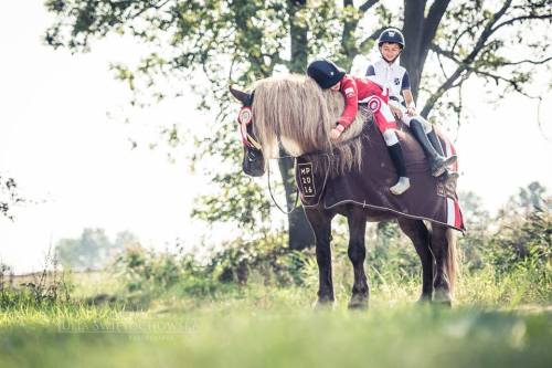 Julia Swietochowska is a Polish photographer who fell in love with horses. Her pictures take account