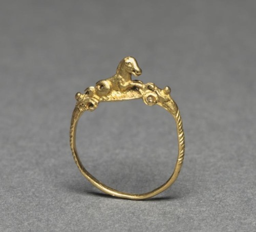 ancientjewels:Roman gold ring from the 2nd century CE. From the collection of the Cleveland Museum o
