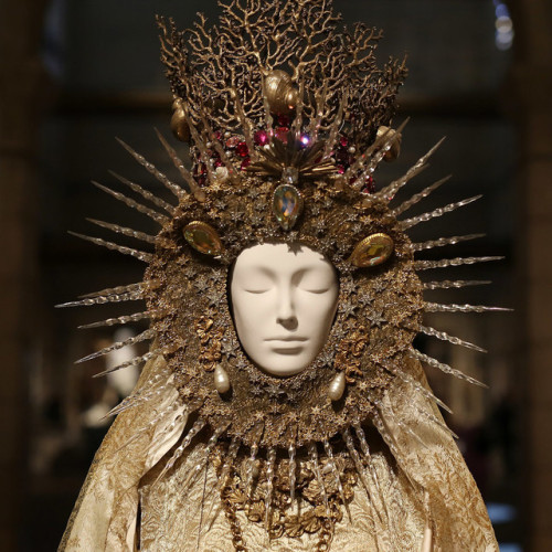 thefashioncomplex:Fashion on display at the Heavenly Bodies: Fashion &amp; the Catholic Imaginat