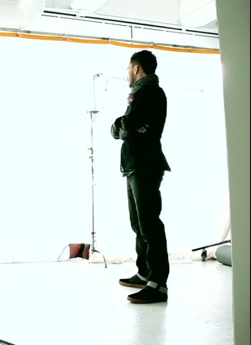 youshoothimdownbuthewontfall:  time to drool at the hottest man