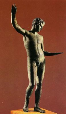 boysnmenart:  The Marathon Boy, bronze, 4th  century BC, discovered in a shipwreck in 1925, this sculptor is working  in a sexualized style with exaggerated contrapposto created by the  sculptor Praxiteles.                     