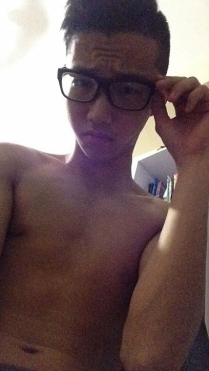 6sg: sghard: mantop10691:  可愛的戴眼鏡大屌小直男學生  That first pic.   6sg.tumblr.com/archive