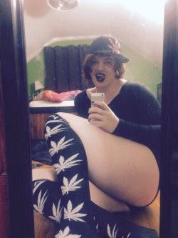 sweetbigshemalecock:  jokerthekidd-blog:  Smoke weed everyday 😚💨💨  Love those socks!! 😝😃💕😁😆😊  Hottt