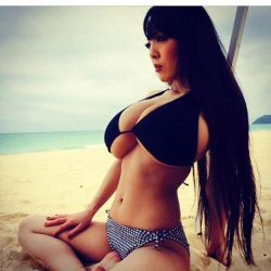 hitomitanaka86:  Beach! Hitomi Tanaka