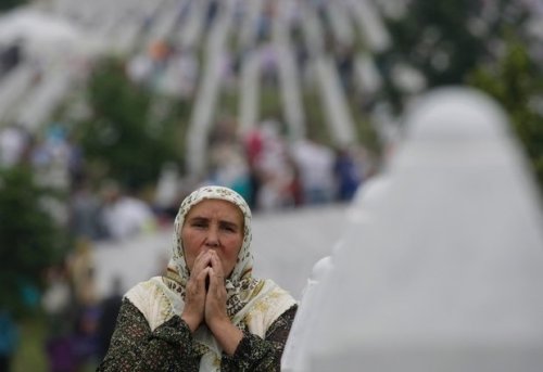 aishiterumjj:SREBRENICA, Bosnia-Herzegovina (AP) — Tens of thousands have gathered in Bosnia to re