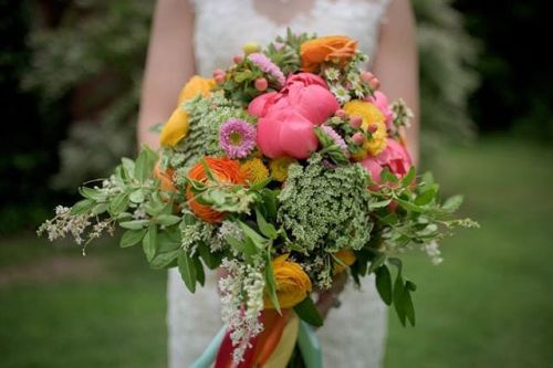 Loving these beautiful #florals! Amazing work by: Photographer: @lauravanderzeephoto | #rentmyweddin