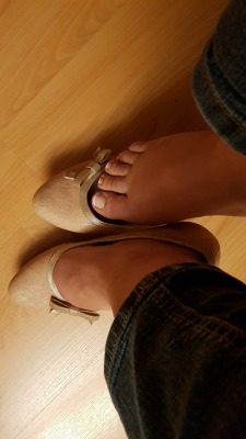 thyron-web:  monique-invisible:  Mit oder ohne Schuhe?   Ich bin für “ohne” :-)   Sexy chubby little feet 