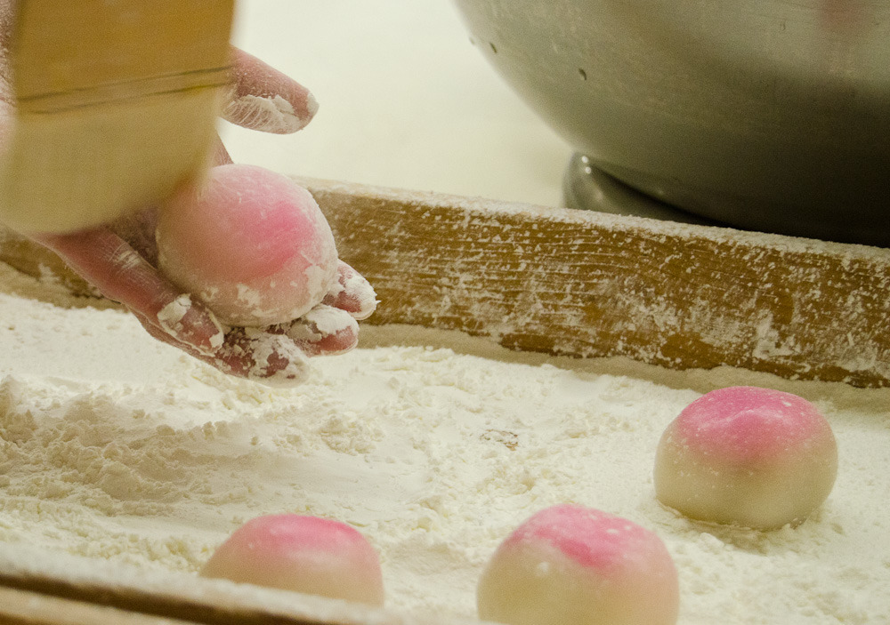 thecakebar:  Making Mochi Flowers Tutorial   I dunno man at that first picture I