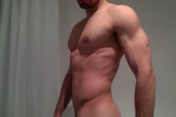 athleticbtmboi:  Want some of me? Feel free to email me if you are tall muscular top:) athleticdudemtl@gmail.com D