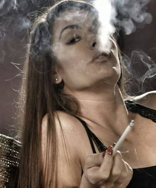 sweetlou3: smokinbadgirl:Sexy exhale…