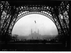 partipoche:  Mr. Paul Cans demonstrating his rope climbing apparatus “ouistiti” at the Eiffel Tower, 1921, via retronaut.com, via Bibliotheque Nationale de France. 