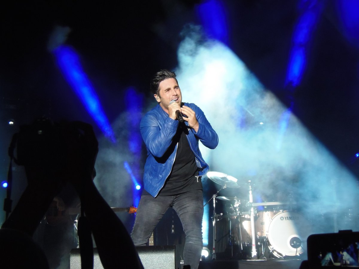 fat-male-celebrities:  David Bustamante, famous Spanish singer..how did he get so