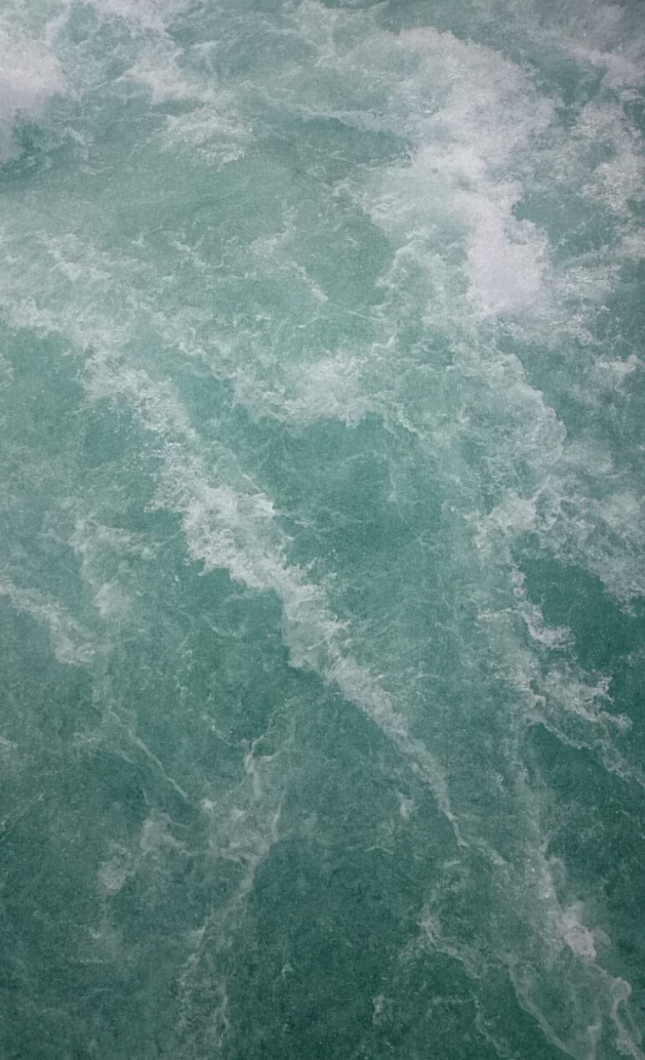 liveinanimeworld:  The water looked so pretty today 