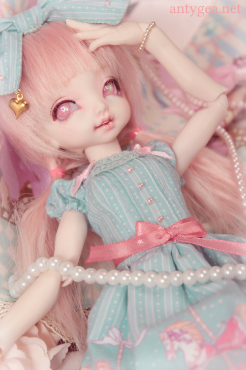  My cutie Tomoko got a new dress. When I saw that fabric I knew I had to turn it into something very Angelic Pretty. It’s not OTT enough though, I feel… Tomoko is a Dollpamm Momo sculpt. 