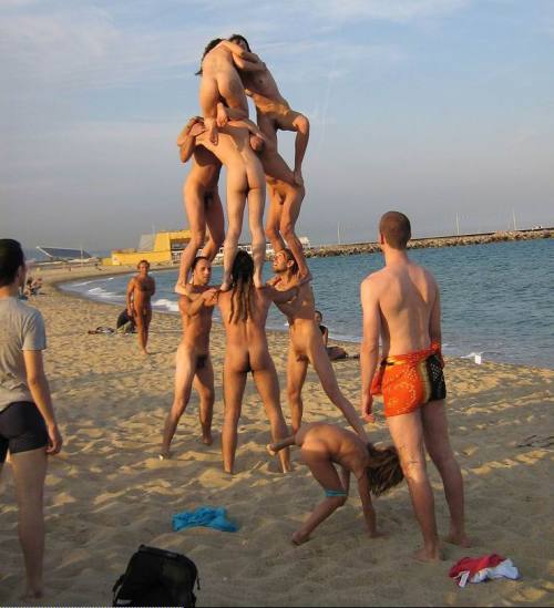 themelaninatednudist: naturistelyon:  Pyramide humaine  Squad goals