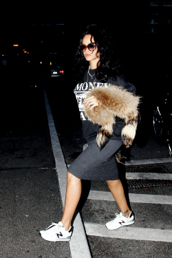hellyeahrihannafenty:  Rihanna out and about