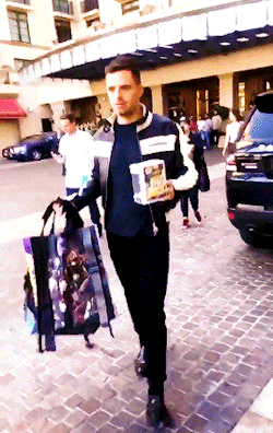bluesteelstan:Sebastian giving gifts to fans,