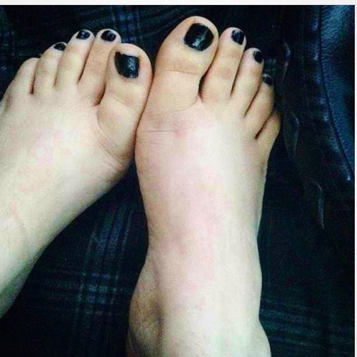 liklik2point0: @sweetfeetmytreat ↪️ #blacktoes#footporn#feetshot#beautifulfeet#feetofthrones#icebox5
