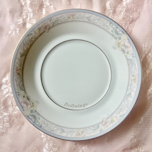 la-petitefille:Parisian Café: A delightfully darling teacup candle to help whisk you away towards vi