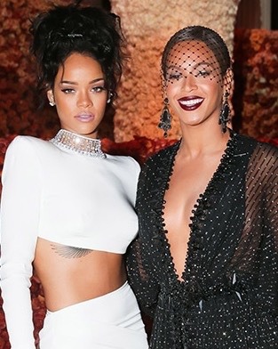 fatandbougie:  drnkonlove:  BEYONCÉ + RIHANNA  i never noticed this but now that