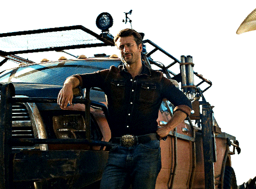 GLEN POWELL As TYLER OWENS In TWISTERS (2024) Dir. Lee Isaac Chung