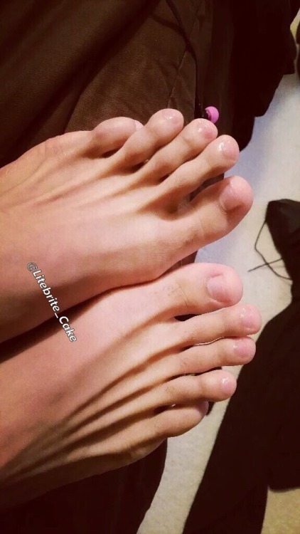 litebritecake: Re blog if you have a foot fetish.